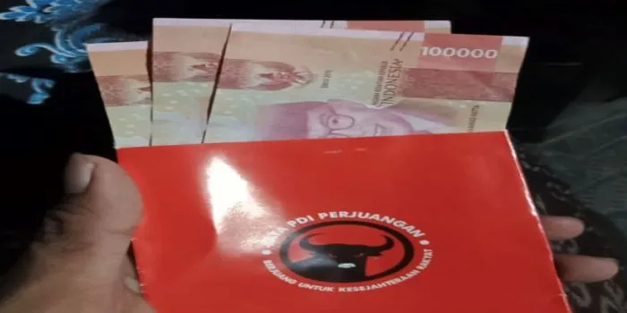 Beredar Amplop Berlabel PDIP dengan Isi Sejumlah Uang