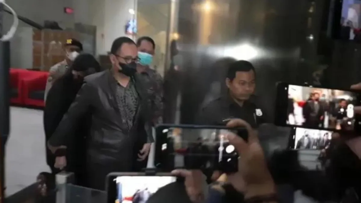 Rafael Alun dan istrinya yang memilih bungkam saat keluar dari KPK