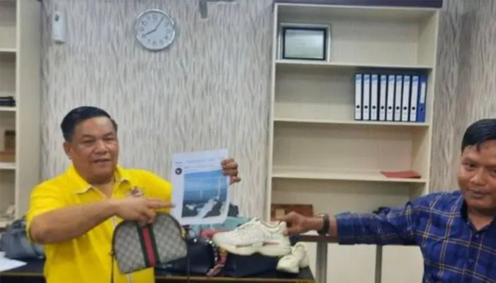 Sekda Riau SF Hariyanto klarifikasi barang yang digunakan sang istri adalah KW