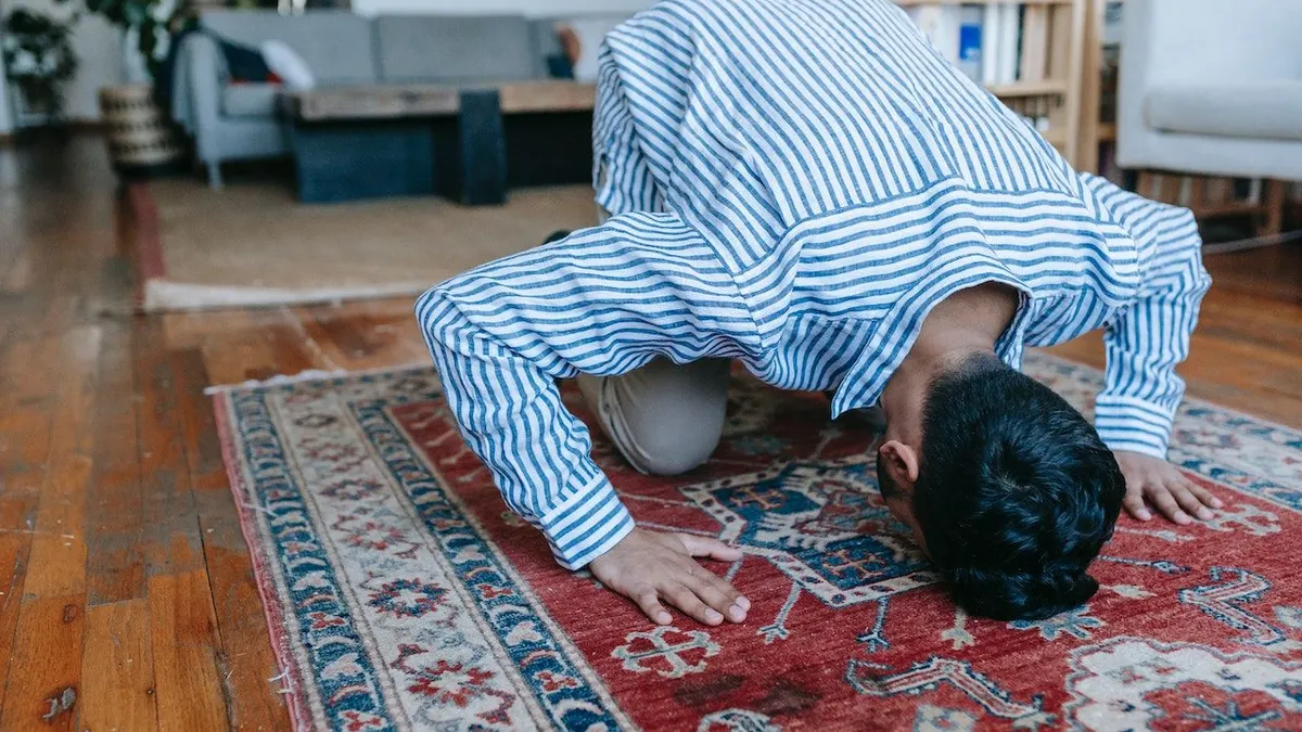 Tata cara shalat tarawih sendiri jelang bulan suci Ramadhan.