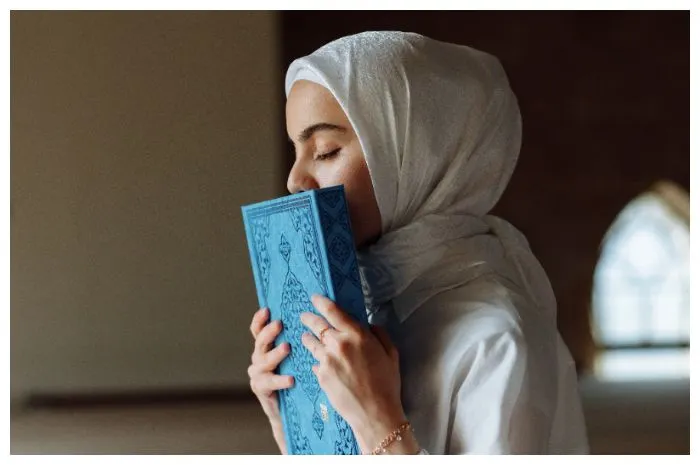 Illustrasi. Wanita dan Al Quran