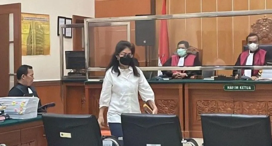 Terdakwa Linda Pujiastuti alias Anita blak-blakan mengakui jika ia adalah istri siri dari Irjen Teddy Minahasa, sering tidur bersama.