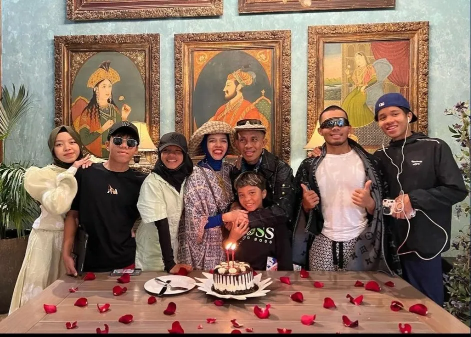 Potret keluarga Gen Halilintar.(Tangkap Layar Instagram @genhalilintar)