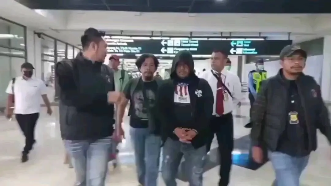 Potret debt collector saat di bawa Kepolisian di Bandara Soekarno Hatta.(Tangkap Layar Instagram @ndorobei.official)