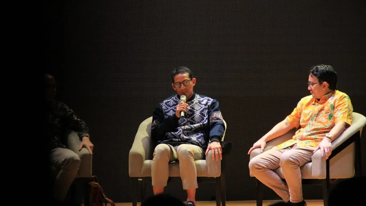 Menteri Pariwisata dan Ekonomi Kreatif (Menparekraf) Sandiaga Salahuddin Uno dengan bangganya memperkenalkan karya anak bangsa Sumatera Utara yakni kain ulos sebagai mahakarya kolaborasi Toba Tenun dan maskapai Air Asia.