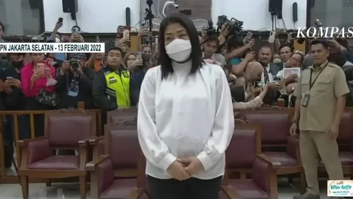 Putri Candrawathi di persidangan