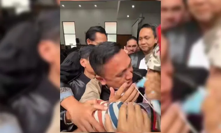 Momen Ronny Talapessy Menangis Histeris Usai Sidang Vonis Richard Eliezer