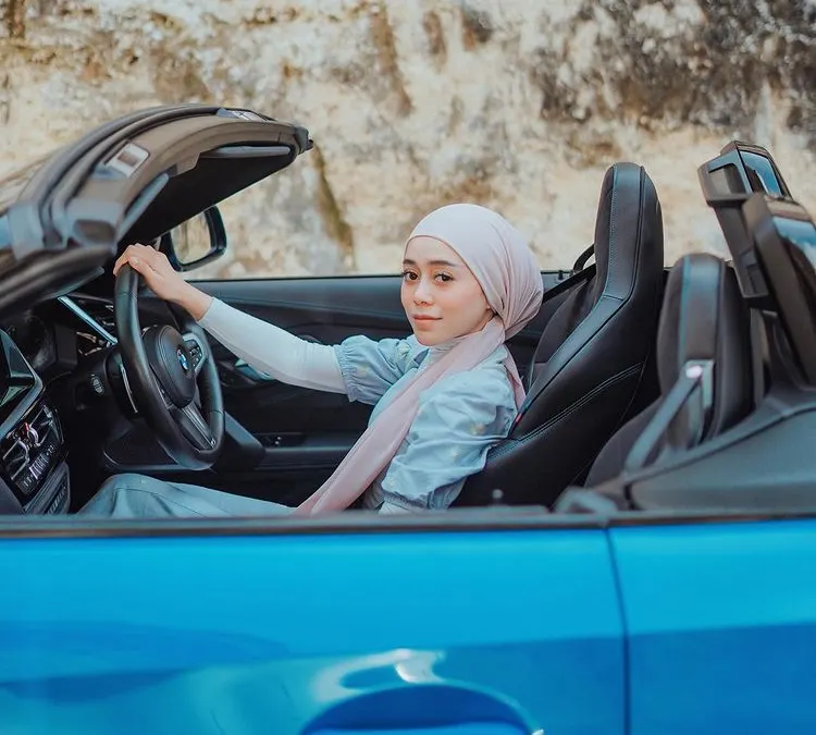 Keren! Lesti Kejora Terlihat Menawan Saat Unggah Foto Kendarai Mobil Sport Ini di Bali, Tuai Pujian Warganet