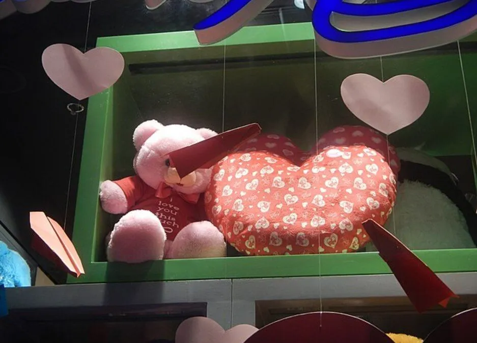 Salah satu cara menunjukan rasa kasih sayang saat hari Valentine, dengan cara memberikan hadiah kepada orang terkasih.
