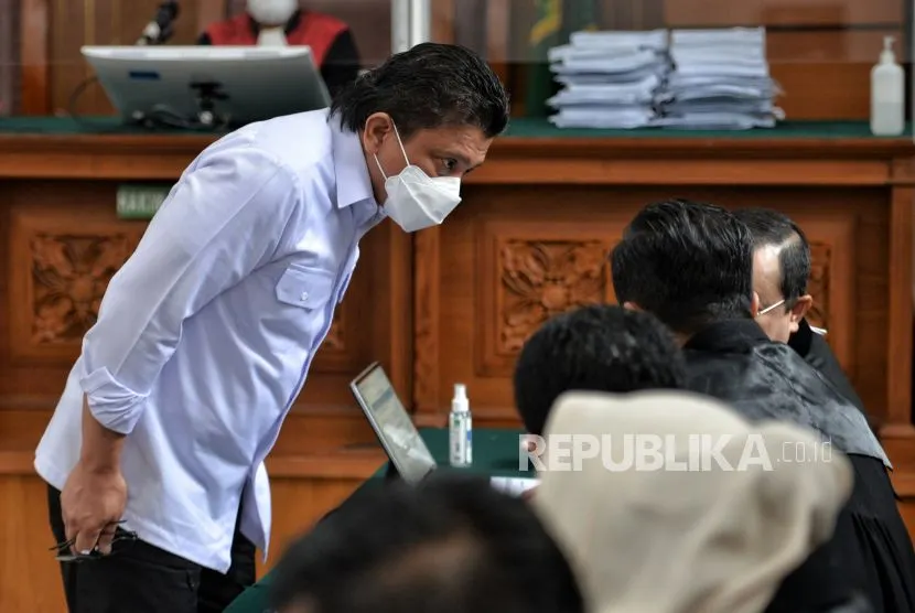 Terdakwa Ferdy Sambo berbincang berama tim penasehat hukum saat menjalani sidang lanjutan di Pengadilan Negeri Jakarta Selatan, Jakarta, Selasa (3/1/2023).