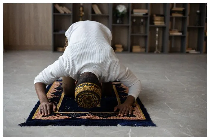 Ustaz Adi Hidayat Jelaskan Ada Hubungan antara Sujud yang Benar Saat Salat dengan Perilaku Seseorang, Apa Itu?