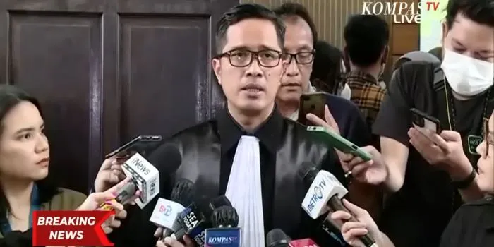 Febri Diansyah jelaskan dengan detail 12 bukti tambahan Putri Candrawathi di sidang pledoi, hakim langsung ingatkan soal hal ini.