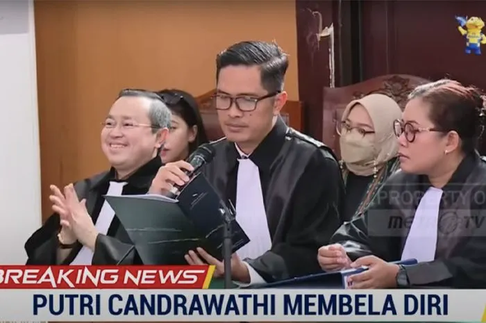 Arman Hanis nampak tak bisa menahan senyum saat Jaksa ditegur balik oleh hakim di ruang sidang usai penyerahan bukti tambahan.