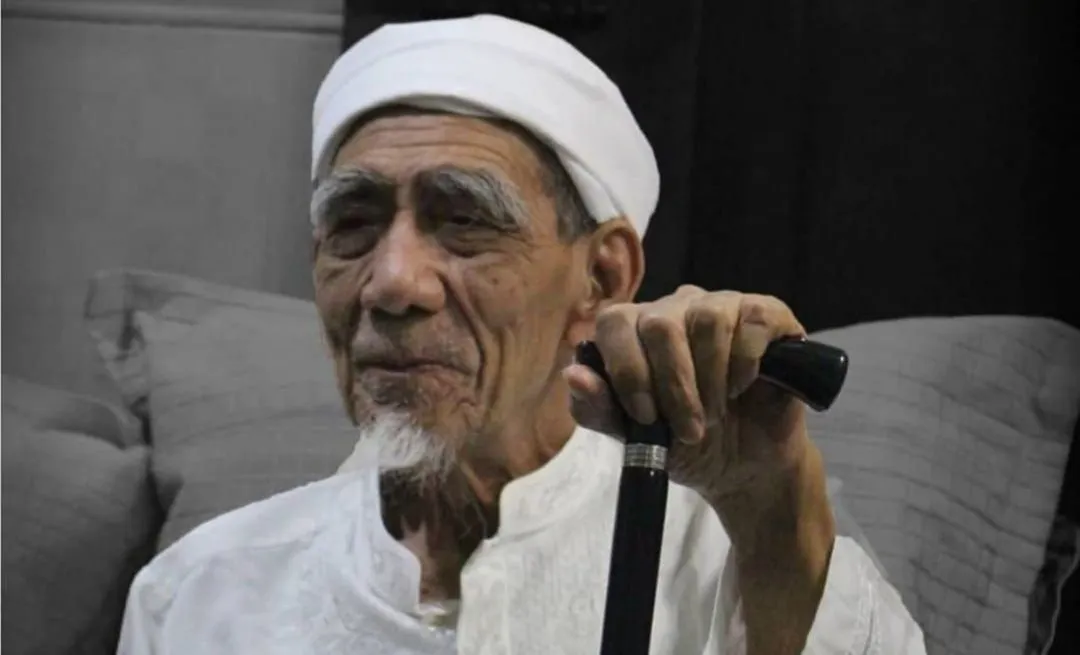 KH Maimoen Zubair atau Mbah Moen memberikan amalan agar terhindar dari hutang