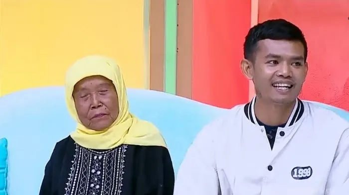 Live di platform media sosial TikTok merekam lansia mandi lumpur yang saat ini sedang viral mengundang perhatian dari banyak pihak termasuk Menteri Sosial (Mensos) Tri Rismaharini.