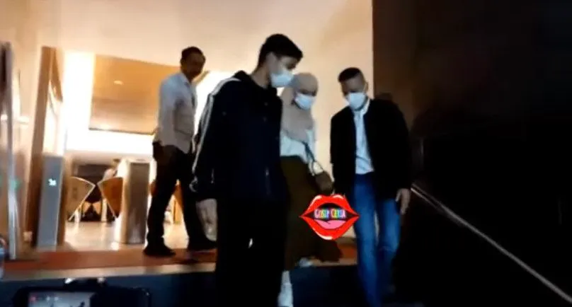 Didampingi Kuasa Hukum, Rizky Billar dan Lesti Kejora Datangi Polda Metro Jaya Pada Malam Hari  