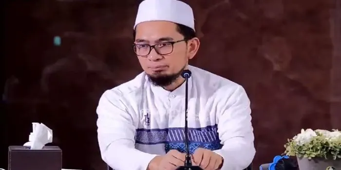 Menurut Ustaz Adi Hidayat, ziarah kubur pada dasarnya boleh dilakukan dalam rangka mendoakan orang meninggal.