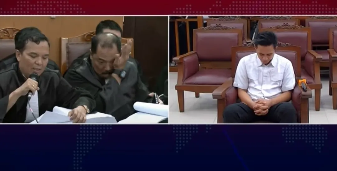 Jaksa Sugeng Hariadi terlihat mengelap tetesan air matanya usai Richard Eliezer dituntut dengan 12 tahun penjara.