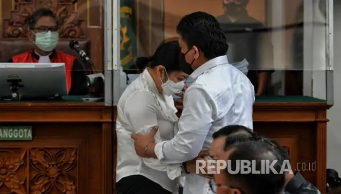 Terdakwa Putri Candrawathi dituntut dengan 8 tahun penjara di kasus pembunuhan Brigadir J, sama dengan Ferdy Sambo.