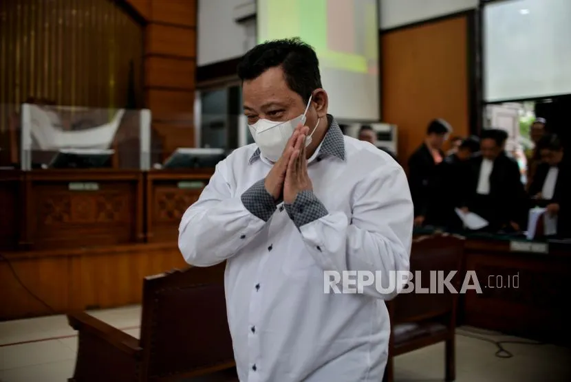 Terdakwa Kuat Maruf berjalan meninggalkan ruang sidang usai menjalani sidang tuntutan di Pengadilan Negeri Jakarta Selatan, (16/1/2023).