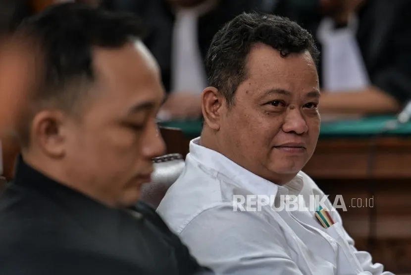 Terdakwa Ricky Rizal (kiri) dan Kuat Maruf (kanan) bersiap menjalani sidang lanjutan di Pengadilan Negeri Jakarta Selatan, Jakarta, Senin (2/1/2023).