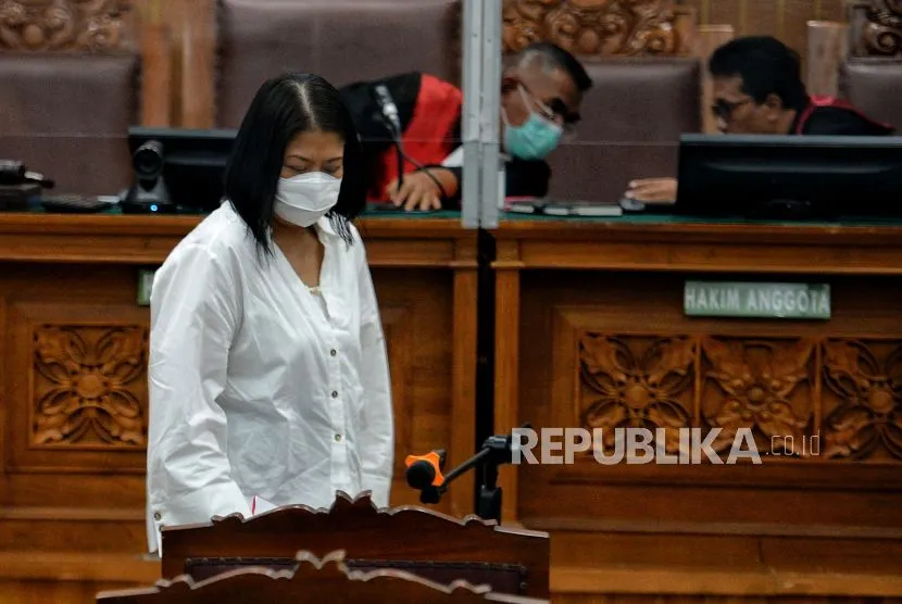 Terdakwa kasus pembunuhan berencana Putri Candrawathi saat menjalani sidang perdana di Pengadilan Negeri Jakarta Selatan, Jakarta, Senin (17/10/2022).
