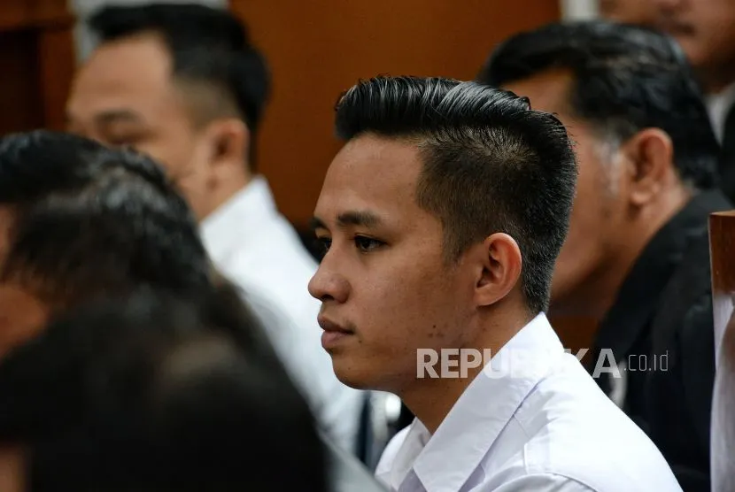 Terdakwa kasus dugaan pembunuhan berencana terhadap Brigadir Nofriansyah Yosua Hutabarat, Richard Eliezer saat menjalani sidang pemeriksaan saksi di Pengadilan Negeri Jakarta Selatan, Jakarta, Senin (7/11/2022).