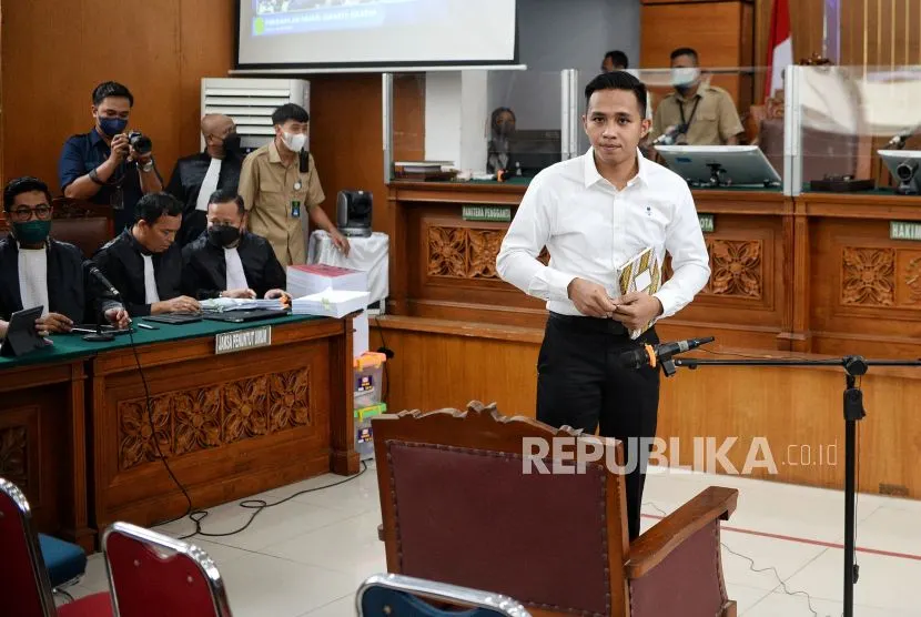 Terdakwa kasus dugaan pembunuhan berencana terhadap Brigadir Nofriansyah Yosua Hutabarat alias Brigadir J, Richard Eliezer bersiap menjalani sidang pemeriksaan saksi di Pengadilan Negeri Jakarta Selatan, Jakarta, Selasa (31/10/2022).