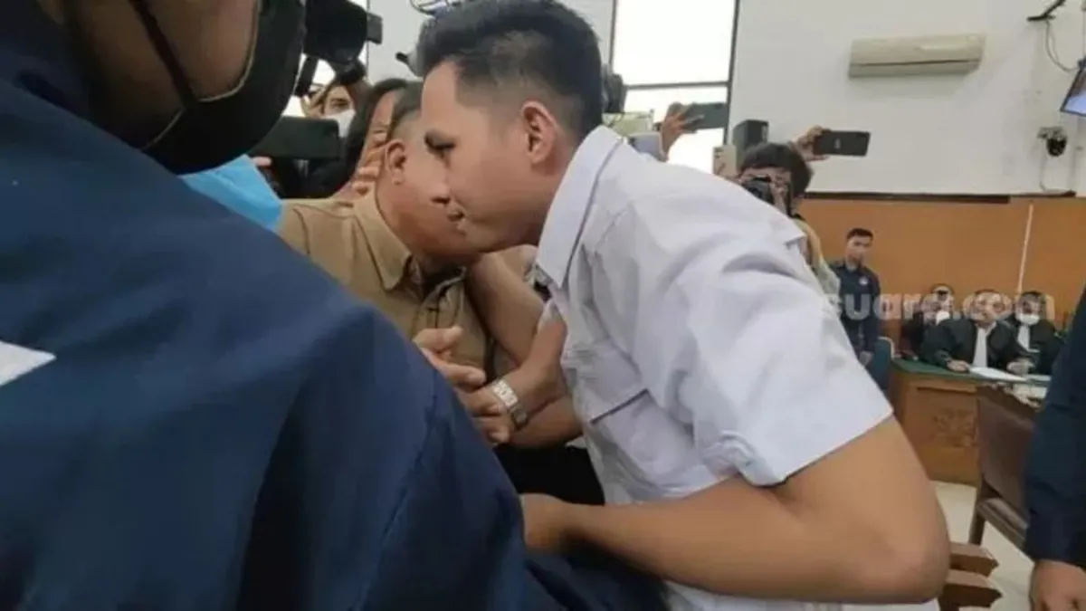 Bharada E saat peluk erat orang tuanya sebelum menjalani sidang sebagai terdakwa kasus Brigadir J.