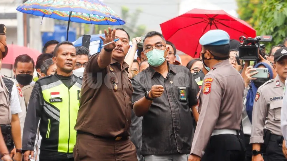 Ketua Majelis Hakim Wahyu Iman Santoso (tengah) bersama dengan tim jaksa dari Pengadilan Negeri Jakarta Selatan saat melakukan peninjauan TKP di Rumah Dinas Ferdy Sambo, Duren Tiga, Jakarta Selatan, Rabu (4/1/2023).