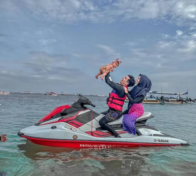 Ria Ricis Ajak Sang Anak Usia 5 Bulan Naik Jetski Tanpa Pengaman, Banjir Cibiran Warganet