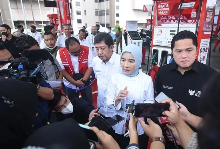 Erick Thohir didampingi Dirut Pertamina, Nicke Widyawati serta jajaran direksi meninjau proses persiapan penyesuaian harga BBK jenis Pertamax di SPBU MT Haryono, Jakarta.
