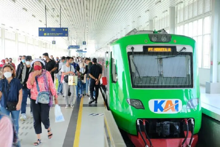 Jelang Nataru Penjualan Tiket Kereta Api Meningkat, PT KAI Siapkan 736.406 Tiket!