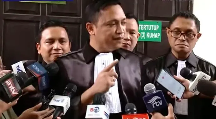 Soal keterangan ahli balistik yang dihadirkan ke persidangan pembunuhan Brigadir Yosua, pengacara Bharada E, Ronny Talapessy dan pengacara Ferdy Sambo, Arman Hanis saling bertolak belakang.