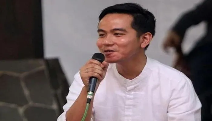 Stasiun televisi mewawancarai kakak dari Kaesang, Gibran Rakabuming Raka soal kesiapan jelang prosesi pernikahan adiknya.