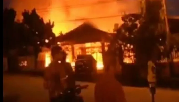 Kebakaran terjadi di rumah dinas Kapolda Papua Irjen Pol Mathius D Fakhiri di Jayapura, Papua pada Selasa, 17 Januari 2023 pagi sekitar pukul 04.45 WIT.