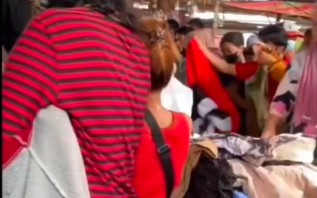 Penjual Unik Pasar Lasoani Dibanjiri Pembeli, Usai Ajak Ibu-ibu Tampil Cantik agar Suami Tak Direbut Pelakor