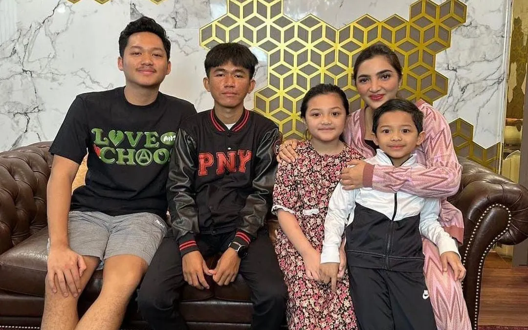 Baru-baru ini masyarakat dikejutkan dengan sosok bernama Tiko (kedua dari kiri) yang sudah merawat ibunya yang mengalami gangguan jiwa selama 11 tahun.