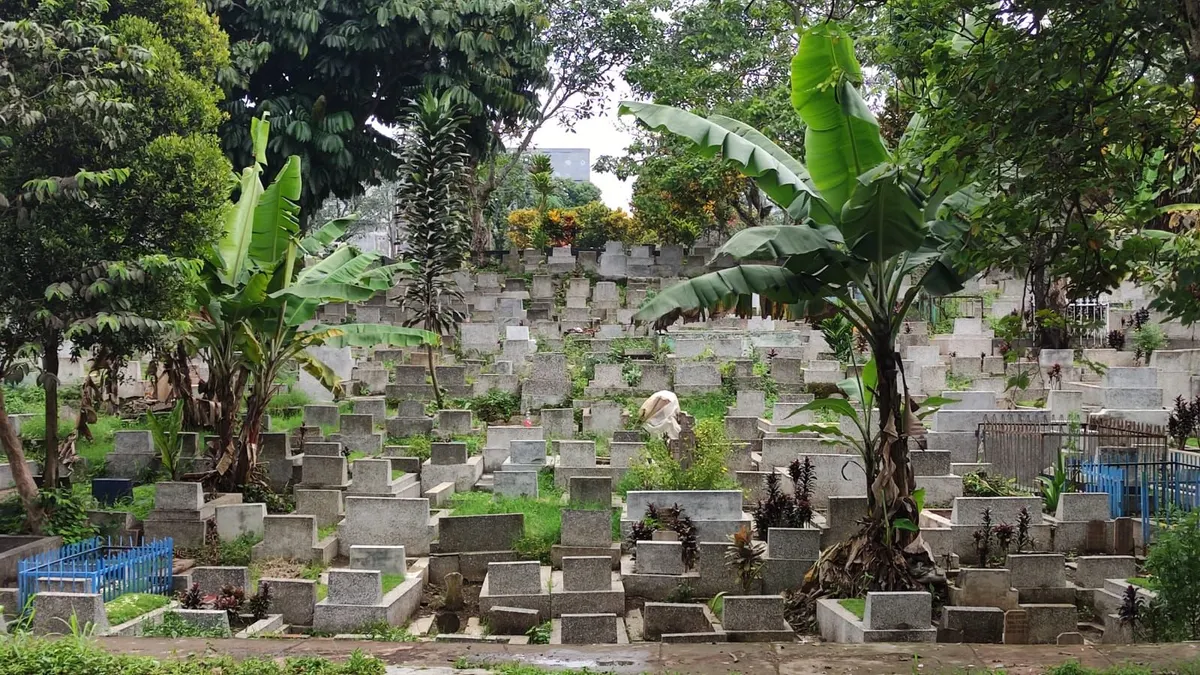 Hamparan makam di TPU Sirnaraga. Berikut adalah 15 tanda yang mungkin bisa kamu kenali sekitar 40 hari sebelum kematian menjemput. Penting untuk menghubungi tenaga medis.