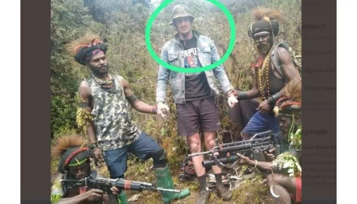 Mengulas Senjata Api yang Digunakan KKB Papua Pada Foto Penyanderaan Pilot Susi Air, Ternyata Dari PINDAD!