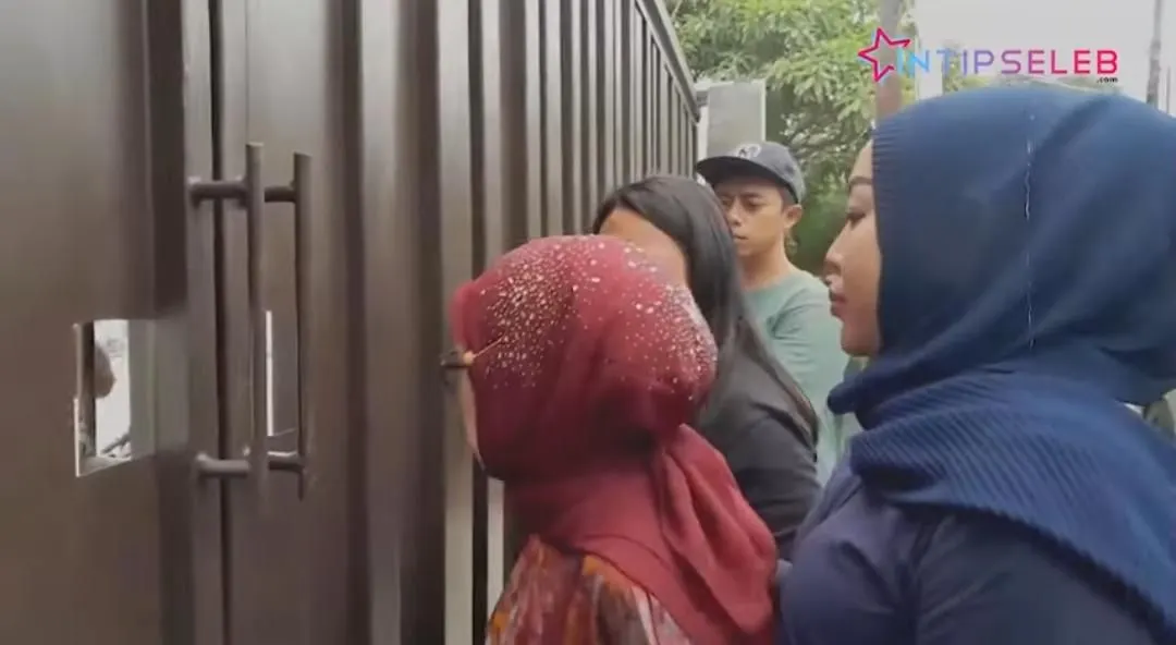 Buntut adanya KDRT (kekerasan dalam rumah tangga) yang dilakukan Ferry Irawan, Venna Melinda diduga tolak kedatangan ibunda Ferry. Haryati.