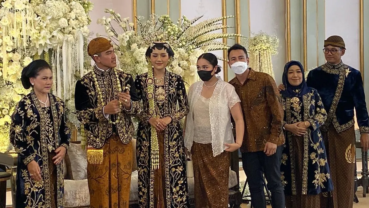 Kostum yang dikenakan Nagita Slavina saat menghadiri nikahan Kaesang dan Erina mendapatkan kritik dari netizen.