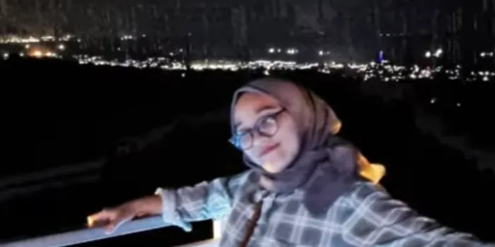 Kota Gaib Saranjana yang Tidak Sengaja Tertangkap Kamera di belakang sosok cantik ini