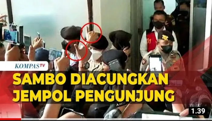 Ferdy Sambo Diacungi Jempol oleh Pengunjung Saat Menuju Ruang Sidang, Warganet Curigai Ada Skenario Provokasi!(Tangkap Layar Kompas TV)