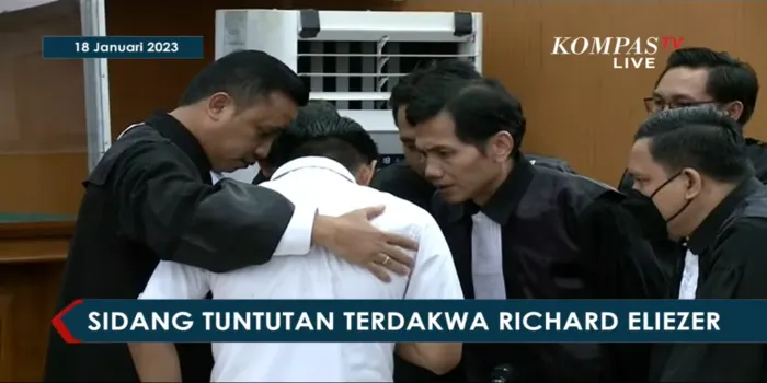 Pelukan Ronny Talapessy dan dukungan kuasa hukum lainnya kepada Richard Eliezer usai  sidang tuntutan hari ini