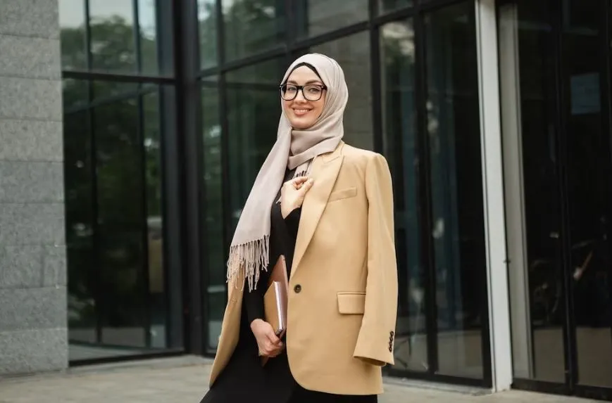Ilustrasi ide OOTD interview kerja hijab.