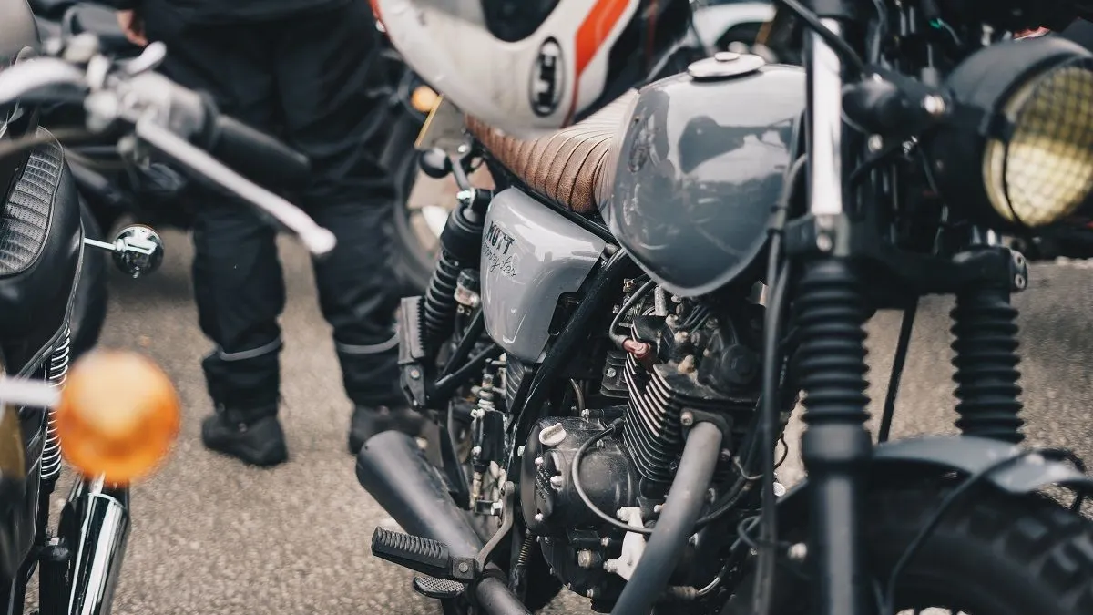 Terlalu banyak oli pada sepeda motor dapat memberikan dua dampak buruk. Oleh karena itu, perhatikan takaran yang tepat.
