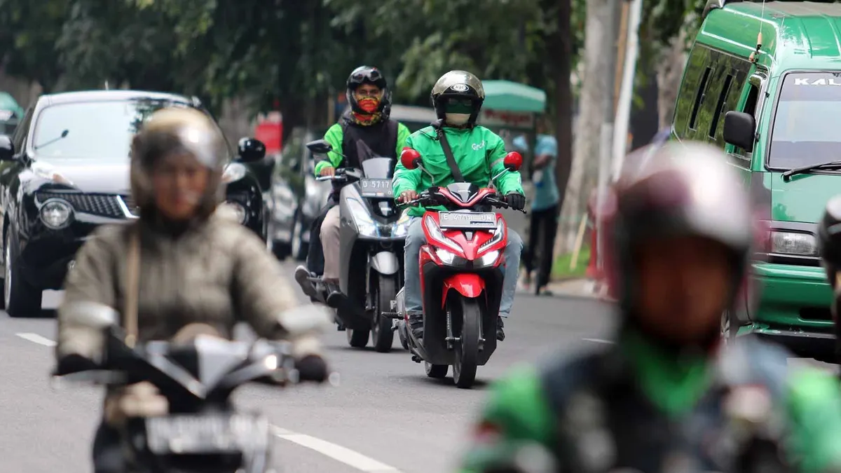 Dua aplikasi ojek online terbesar di Indonesia, Gojek dan Grab, sudah sangat populer dan telah digunakan oleh jutaan orang di seluruh Indonesia.