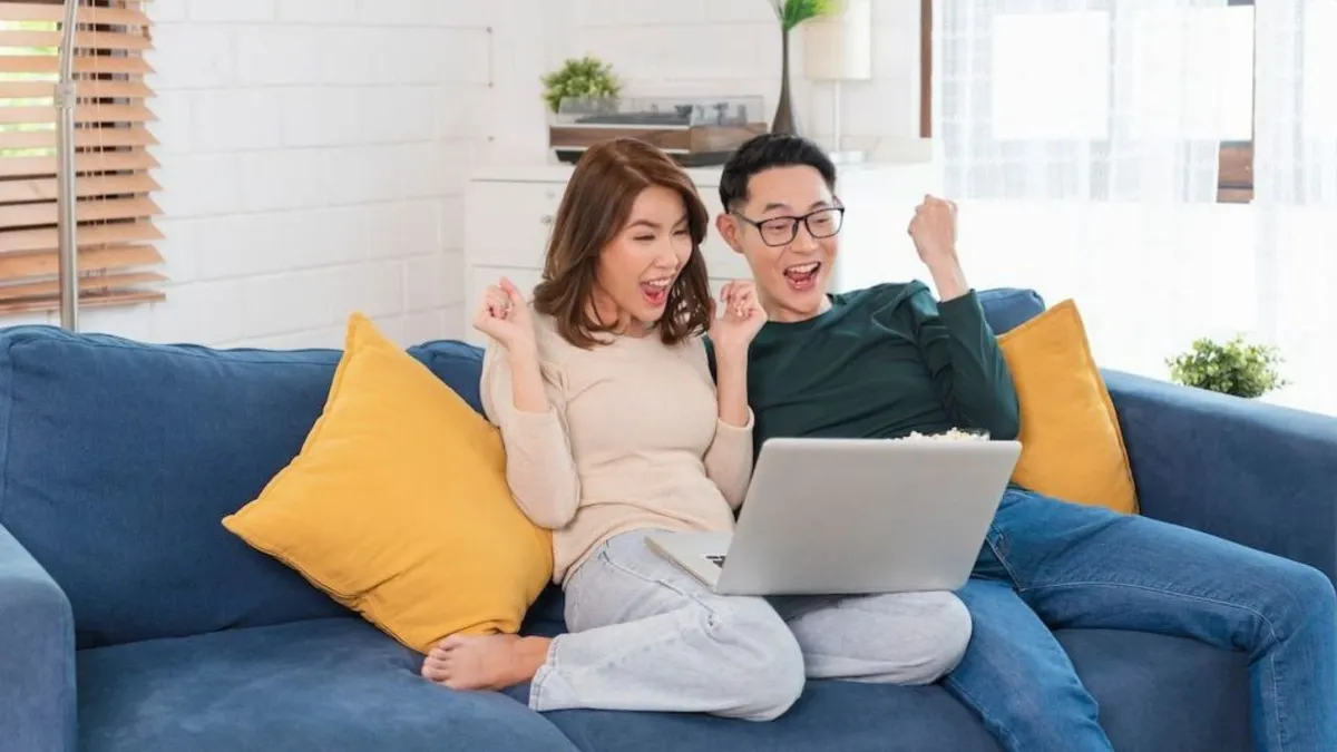 Ilustrasi Nonton Drama Korea bersama pasangan saat Valentine