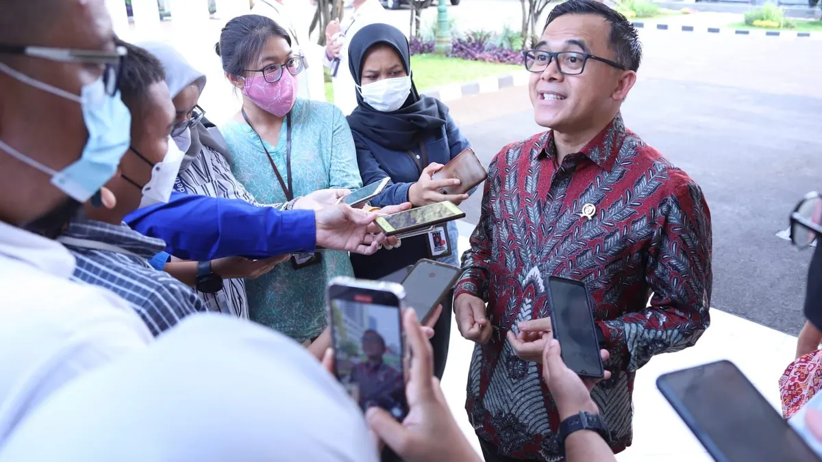 Menteri PANRB Abdullah Azwar Anas saat berbincang dengan awak media